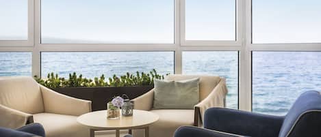 Lobbylounge, utsikt mot havet, öppet alla dagar