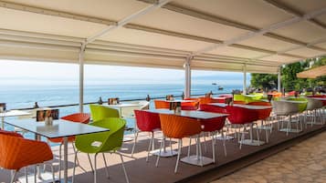 2 restaurants, serveren ontbijt, lunch, lokale gerechten