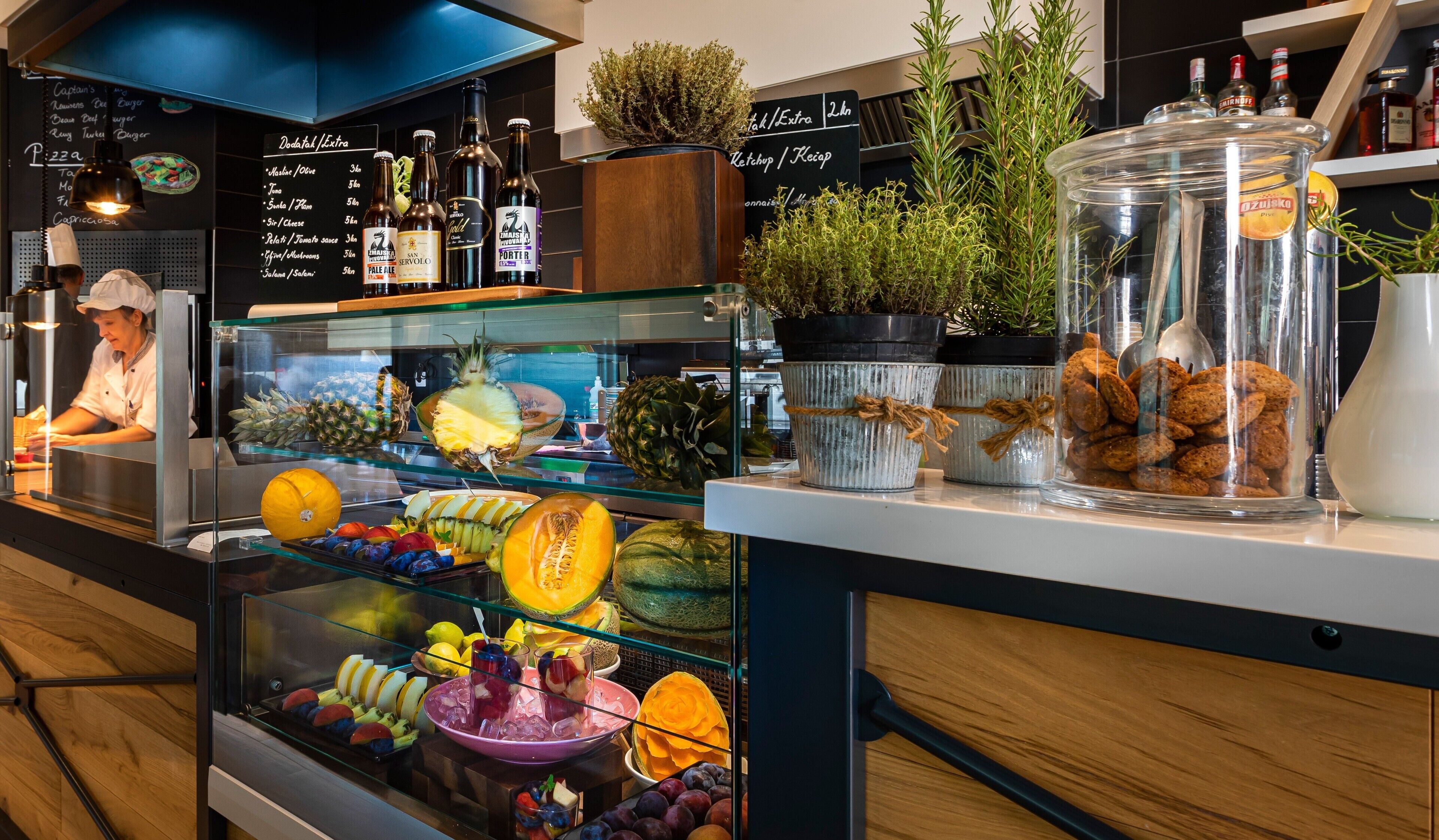 2 restaurants, breakfast, lunch served; local cuisine