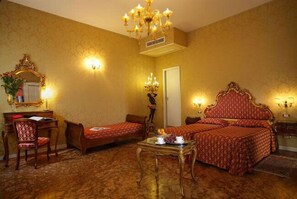 In-room safe, desk, free WiFi, bed sheets - Locanda Barbarigo (Venice)