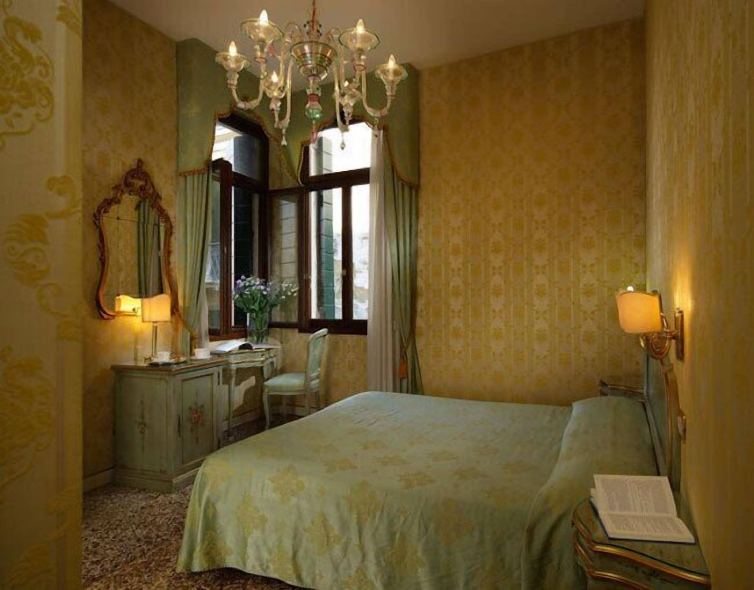 Quarto casal, vista para o canal | Cofres nos quartos, escrivaninha, quartos à prova de som