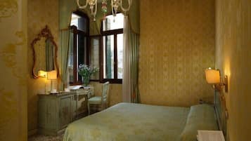 Quarto casal, vista para o canal | Cofres nos quartos, escrivaninha, quartos à prova de som