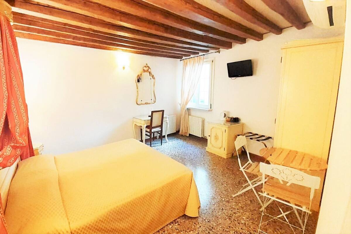 Classic Double Room | In-room safe, desk, free WiFi, bed sheets