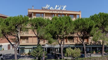 A hotel with a prominent sign reading "Hotel Tevere" and a smaller sign for "Hotel del Corso".