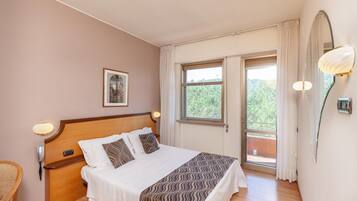 Minibar, coffres-forts dans les chambres, bureau, rideaux occultants