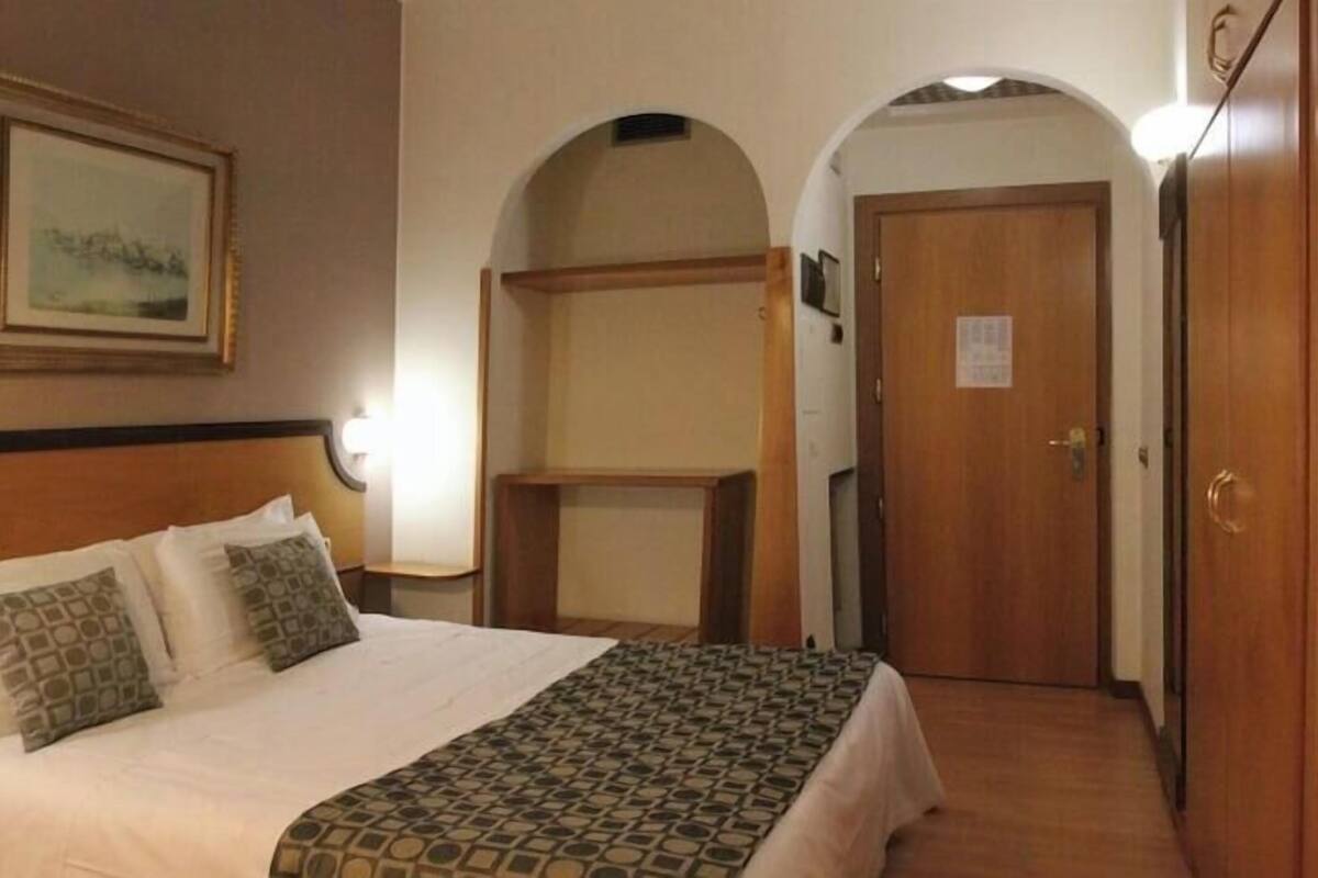 Minibar, värdeförvaringsskåp på rummet och skrivbord