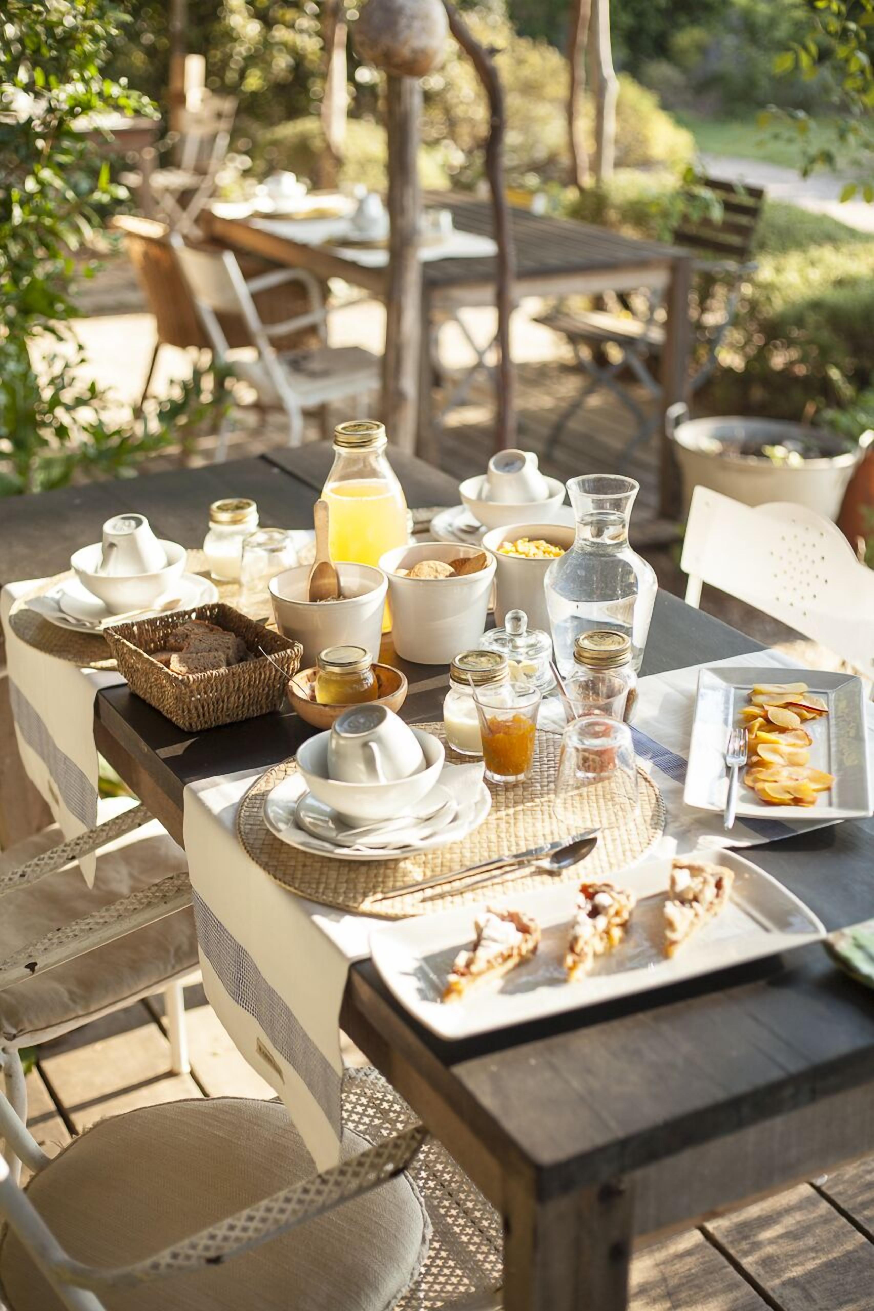 Petit déjeuner, déjeuner et dîner servis sur place, vue sur le jardin