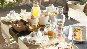 Petit déjeuner, déjeuner et dßner servis sur place, vue sur le jardin