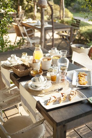 Breakfast, lunch, dinner served; vegetarian cuisine, garden views