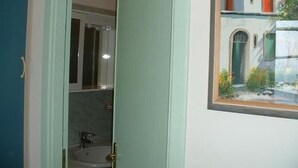 A bathroom with a bathtub, a sink, and a mirror. - Giardino dei Limoni (Ravello)