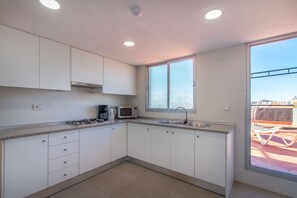 Standard-Penthouse | Eigene Küche | Großer Kühlschrank, Mikrowelle, Herdplatte