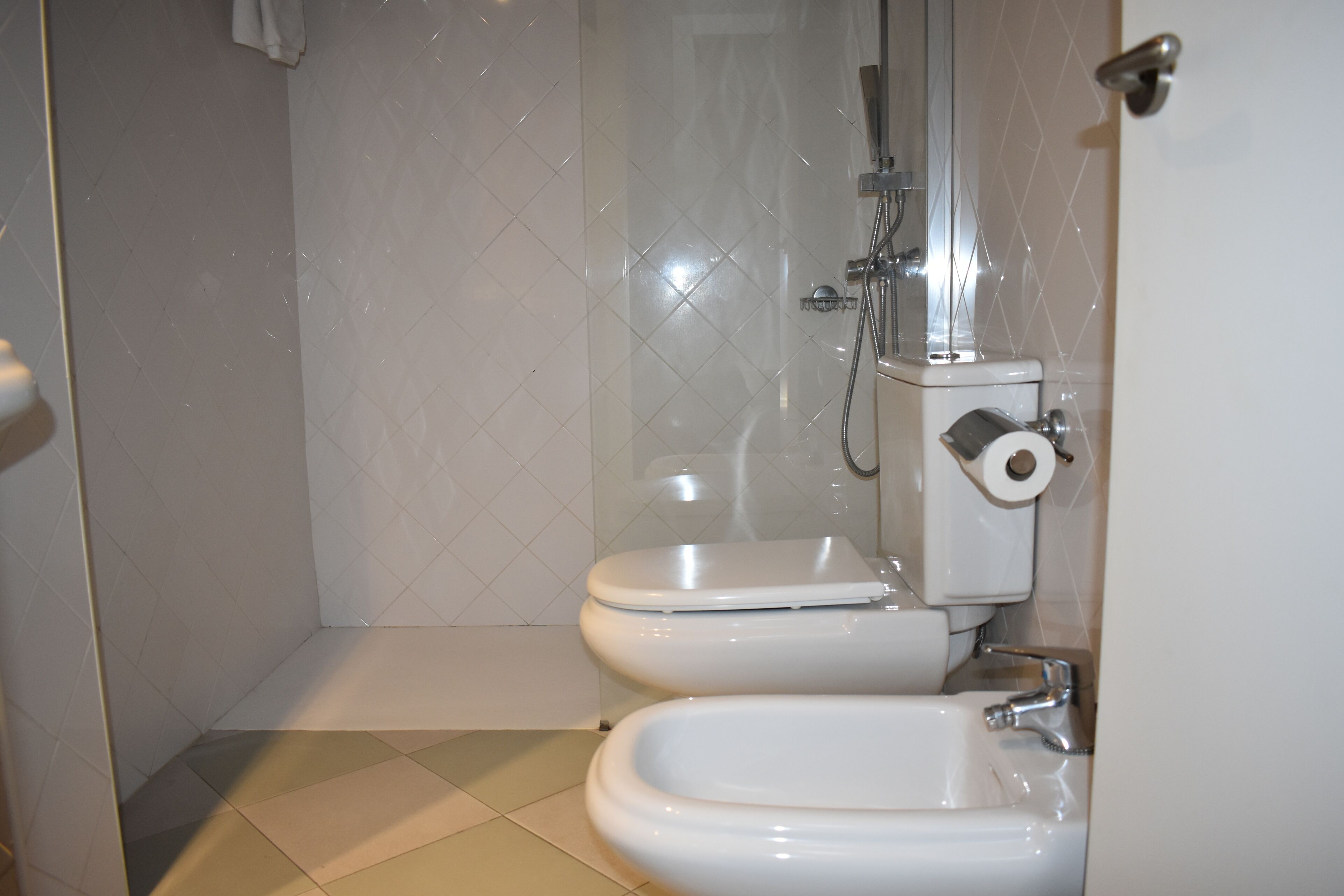 Un bagno con WC, bidet e lavandino.