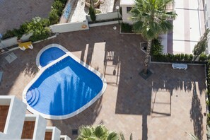 Outdoor pool, pool umbrellas, pool loungers - Benidorm Apartamentos Michelangelo (Benidorm)