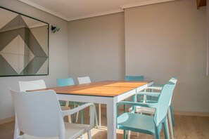 Standard-Penthouse | Wohnbereich | Flachbildfernseher, Bücher