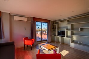 Penthouse Tiêu chuẩn | Khu phòng khách | TV màn hình phẳng, sách