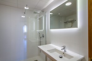 Standard Penthouse | Bathroom | Shower, bidet, towels