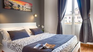 Habitación Deluxe doble, 1 cama doble | Edredones de plumas, caja fuerte, escritorio y camas supletorias