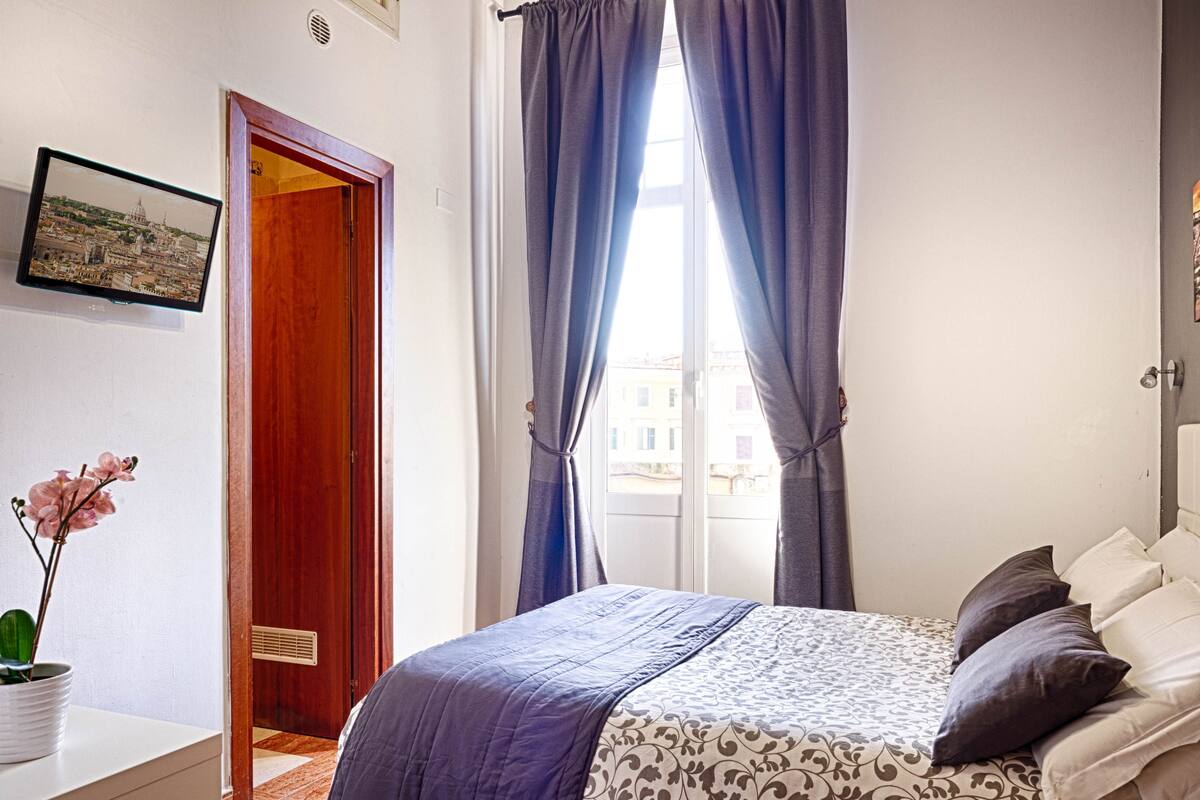 Habitación Deluxe doble, 1 cama doble | Edredones de plumas, caja fuerte, escritorio y camas supletorias
