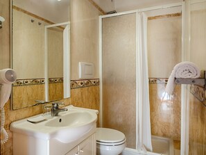 Douche, articles de toilette gratuits, sèche-cheveux