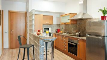 Departamento superior, 2 habitaciones | Cocina privada | Refrigerador con congelador, microondas, horno y parrilla de estufa
