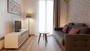 Leilighet – superior, 2 soverom | Oppholdsområde | En 32-tommers Flatskjerm-TV med Parabol-TV samt TV