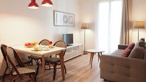 Leilighet – superior, 2 soverom | Oppholdsområde | En 32-tommers Flatskjerm-TV med Parabol-TV samt TV