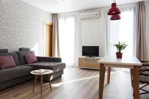 Living area | 32-inch flat-screen TV with satellite channels, TV - MH Apartments S. Familia  (Barcelona)