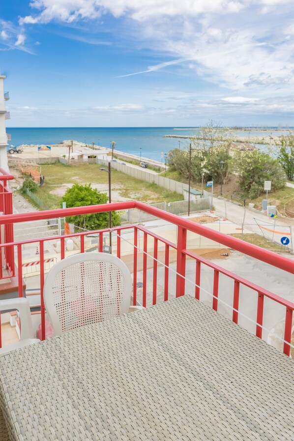 Zimmersafe, Schreibtisch, Babybetten, Zustellbetten