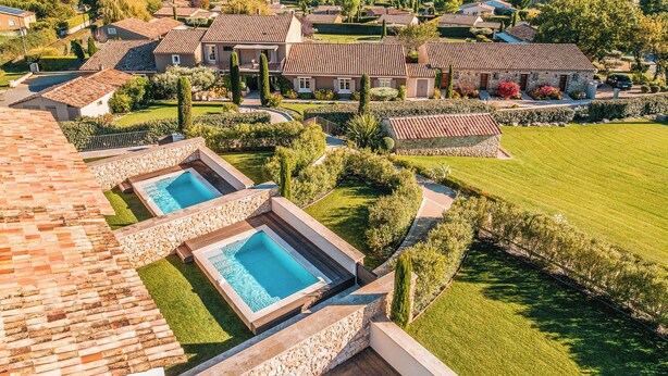 A residential area with multiple houses, a swimming pool, and a well-maintained lawn. - La Bastide Saint Georges (Forcalquier)