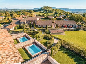 A residential area with multiple houses, a swimming pool, and a well-maintained lawn. - La Bastide Saint Georges (Forcalquier)