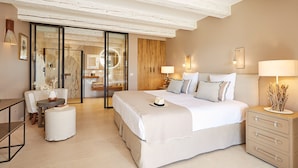 A modern bedroom with a large bed, a desk, and a chair. - La Bastide Saint Georges (Forcalquier)