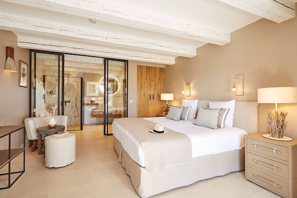 Habitación doble (elegance) | Minibar, caja de seguridad en la habitación y decoración personalizada