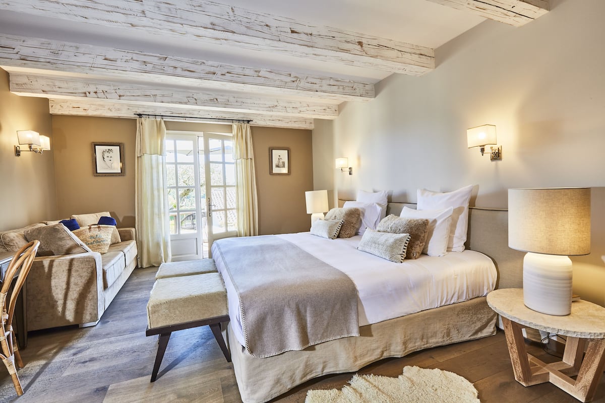 Double Room (elegance) | Bar mini, peti besi dalam bilik, kalis bunyi, katil bayi/kot (surcaj) 