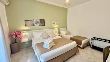 Chambre Triple, balcon, vue montagne | Bureau, chambres insonorisées, Wi-Fi gratuit