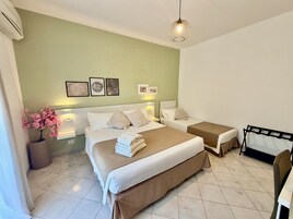 Habitación triple, balcón, vistas a la montaña | Escritorio, sistema de insonorización, wifi gratis