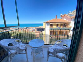 双人房 (with private external bathroom) | 露台