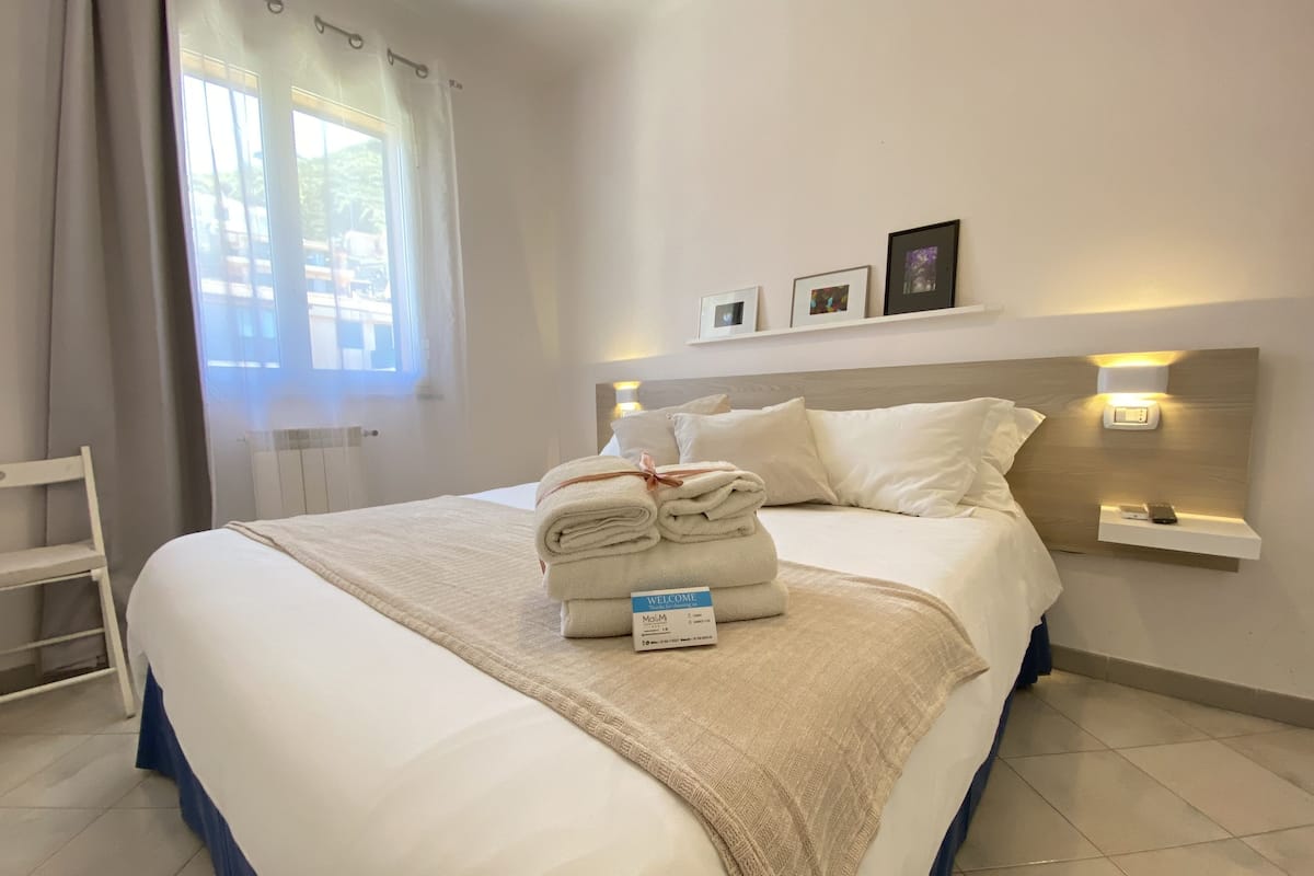 Double Room (small with private external bathroom) | Desk, soundproofing, free WiFi