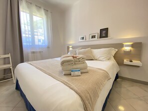 Desk, soundproofing, free WiFi