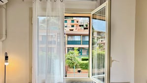A room with a large window, a radiator, and a wall-mounted light fixture. - Ma&Mi Guest House (Cefalù)