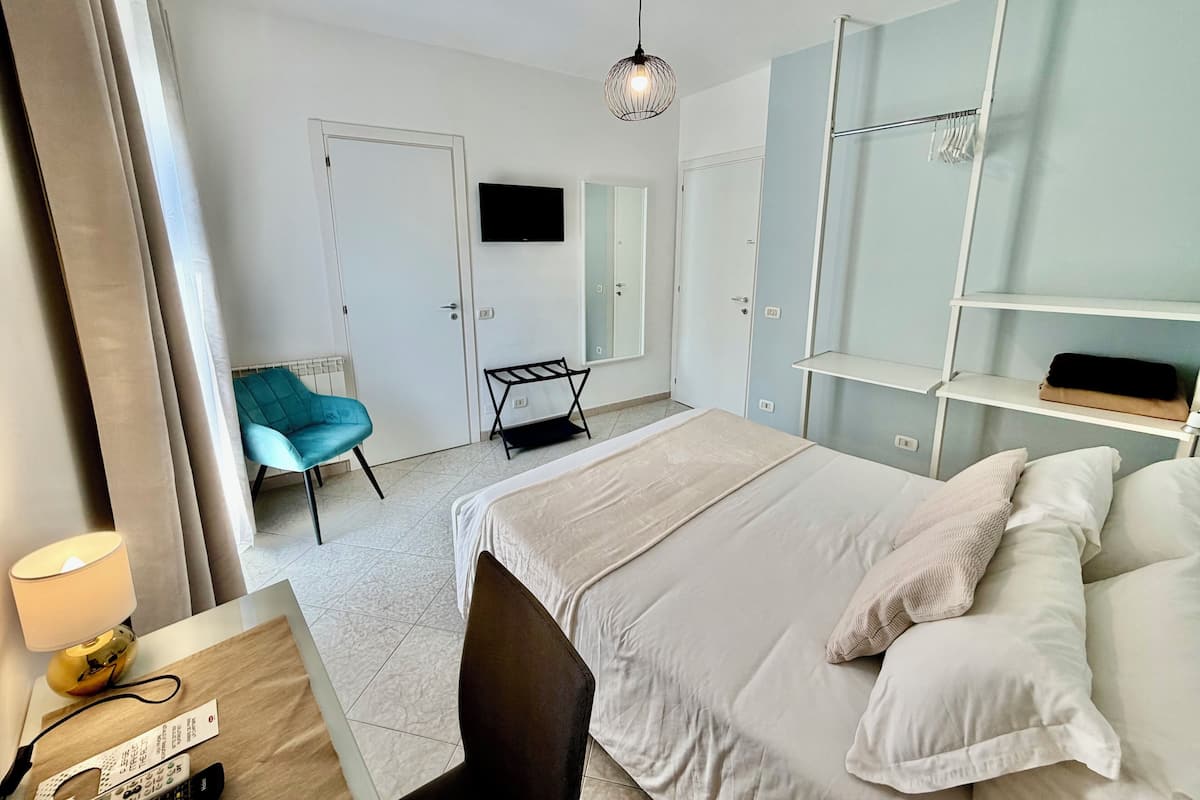 Habitación doble, balcón, vista a la montaña | Escritorio, insonorización y wifi gratis