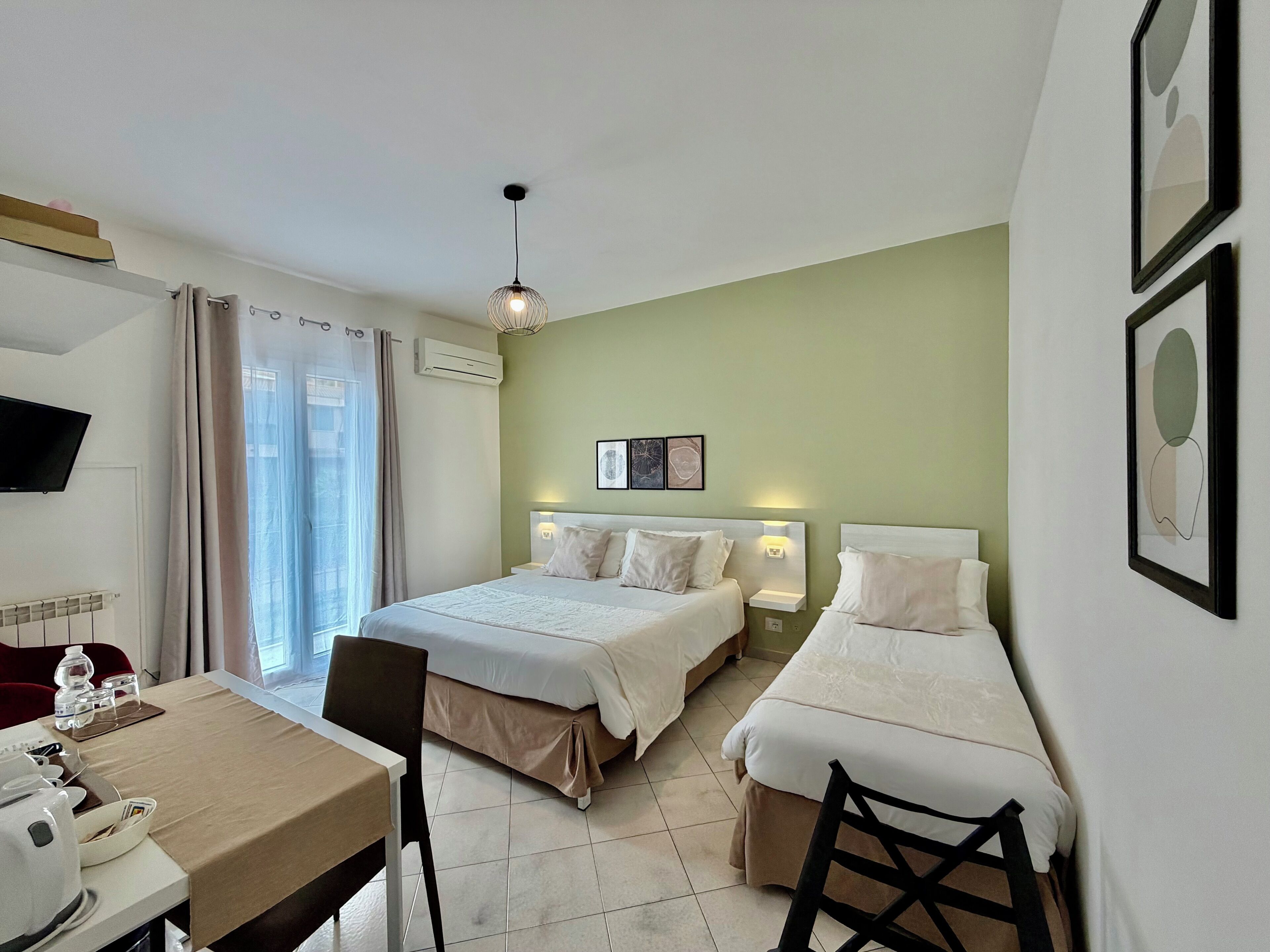 Desk, soundproofing, free WiFi