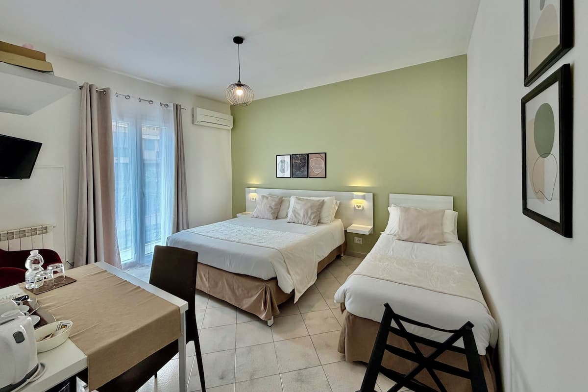 Chambre Triple, balcon, vue montagne | Bureau, chambres insonorisées, Wi-Fi gratuit