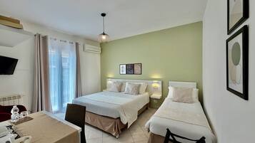 Desk, soundproofing, free WiFi