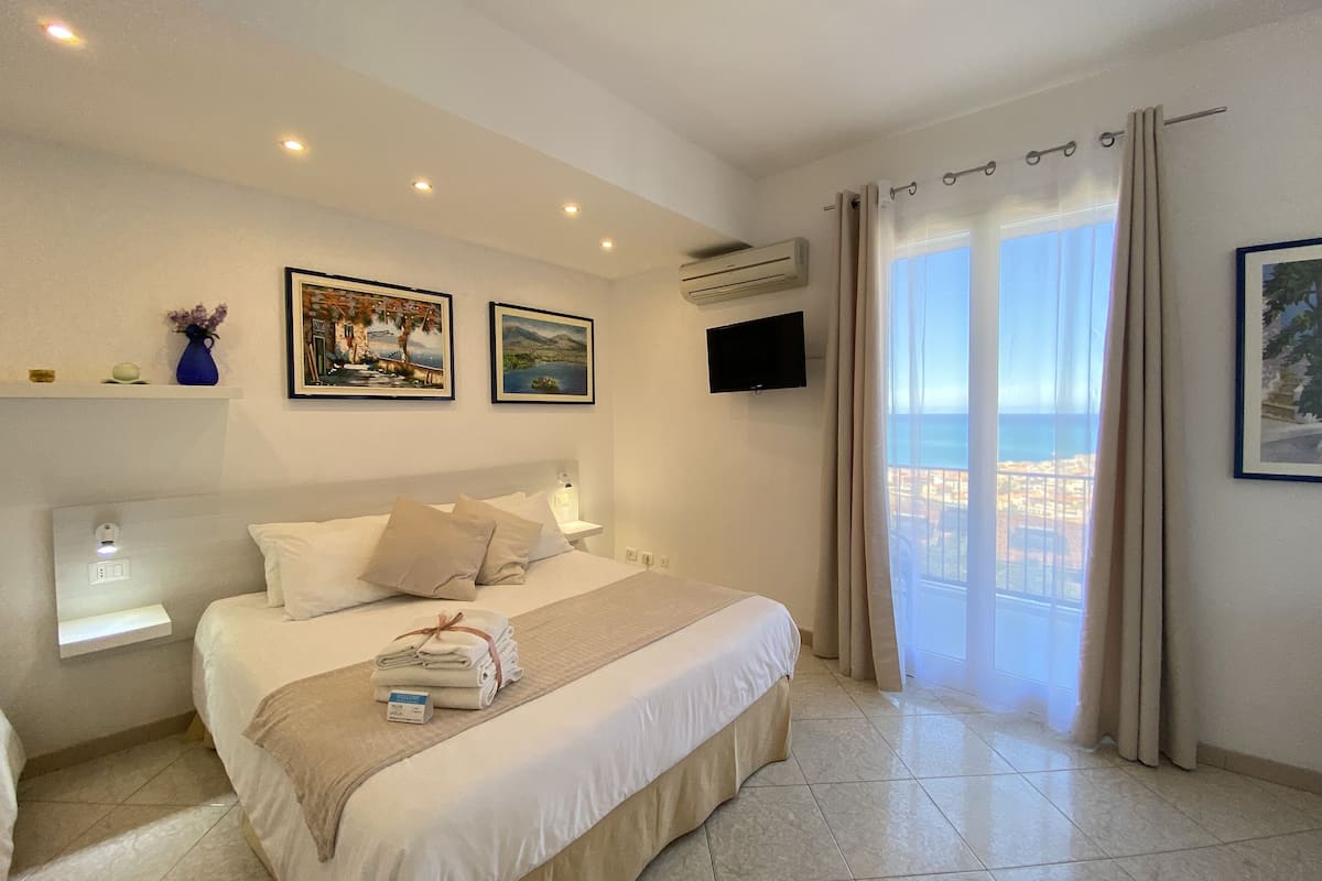 Triple Room, Balcony, Sea View | Desk, soundproofing, free WiFi