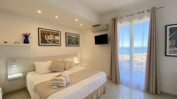 Triple Room, Balcony, Sea View | Desk, soundproofing, free WiFi