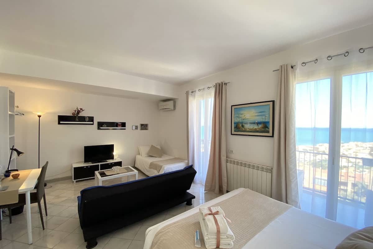 Chambre Triple, balcon, vue mer | Bureau, chambres insonorisées, Wi-Fi gratuit