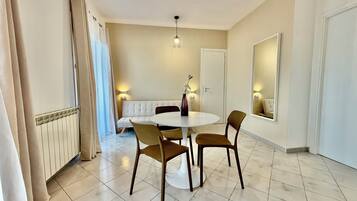 Dreibettzimmer, Balkon, Meerblick | Schreibtisch, schallisolierte Zimmer, kostenloses WLAN