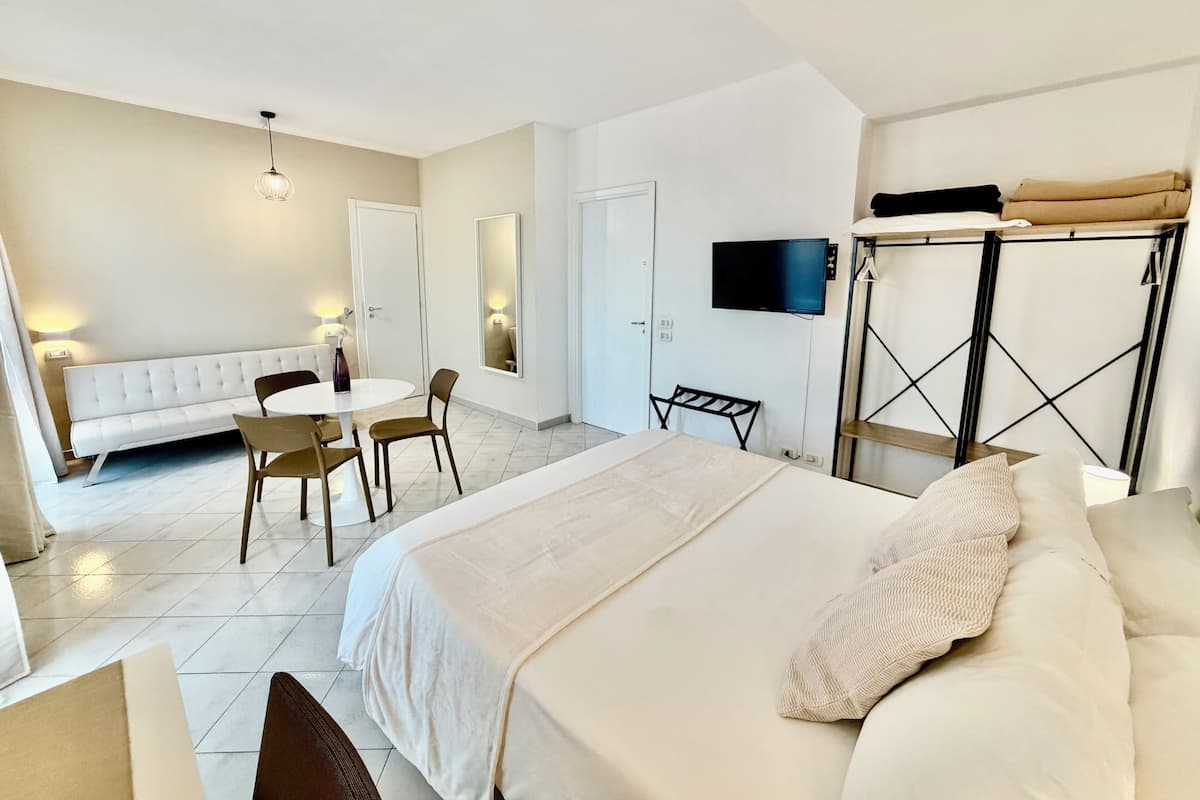 Triple Room, Balcony, Sea View | Desk, soundproofing, free WiFi