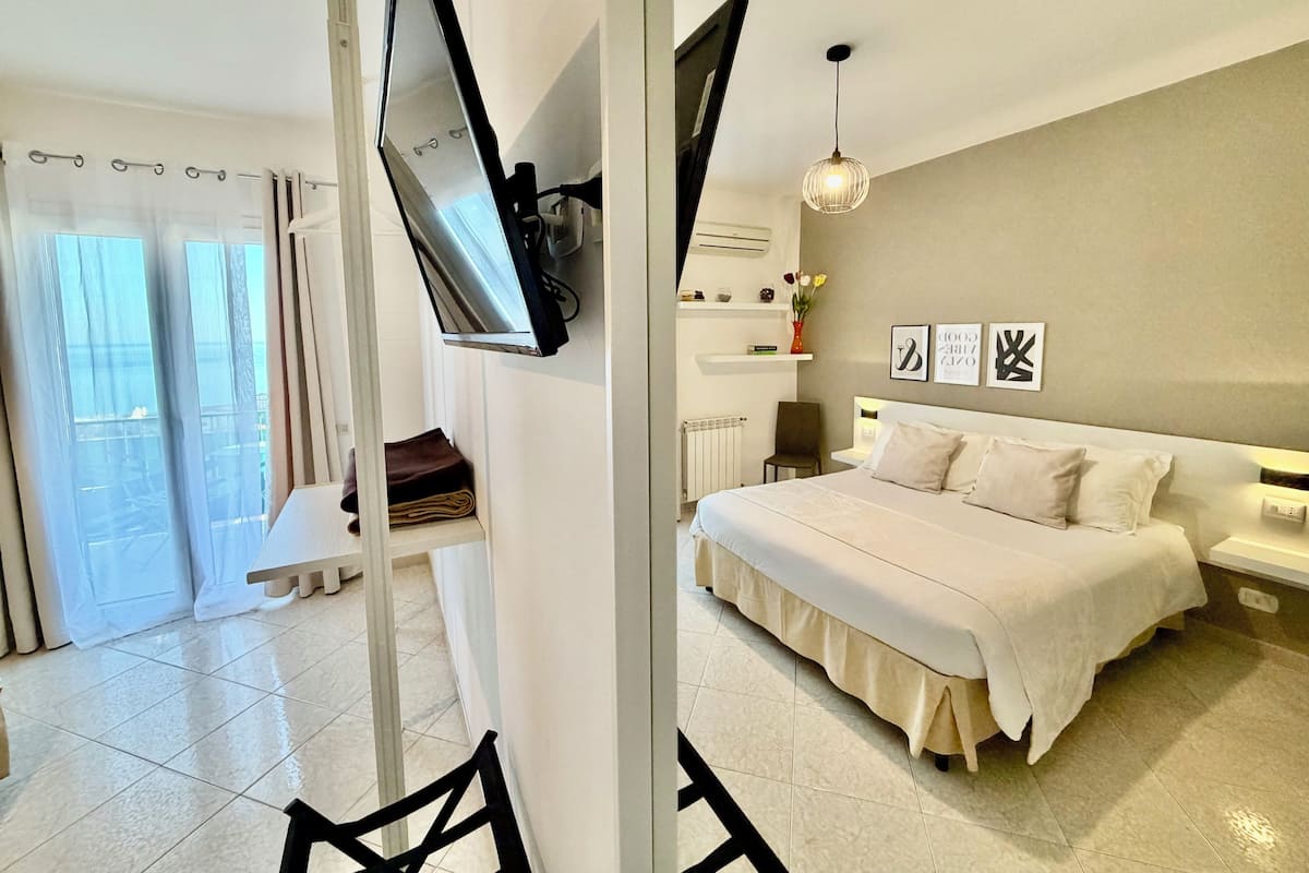 Double Room (with private external bathroom) | Desk, soundproofing, free WiFi