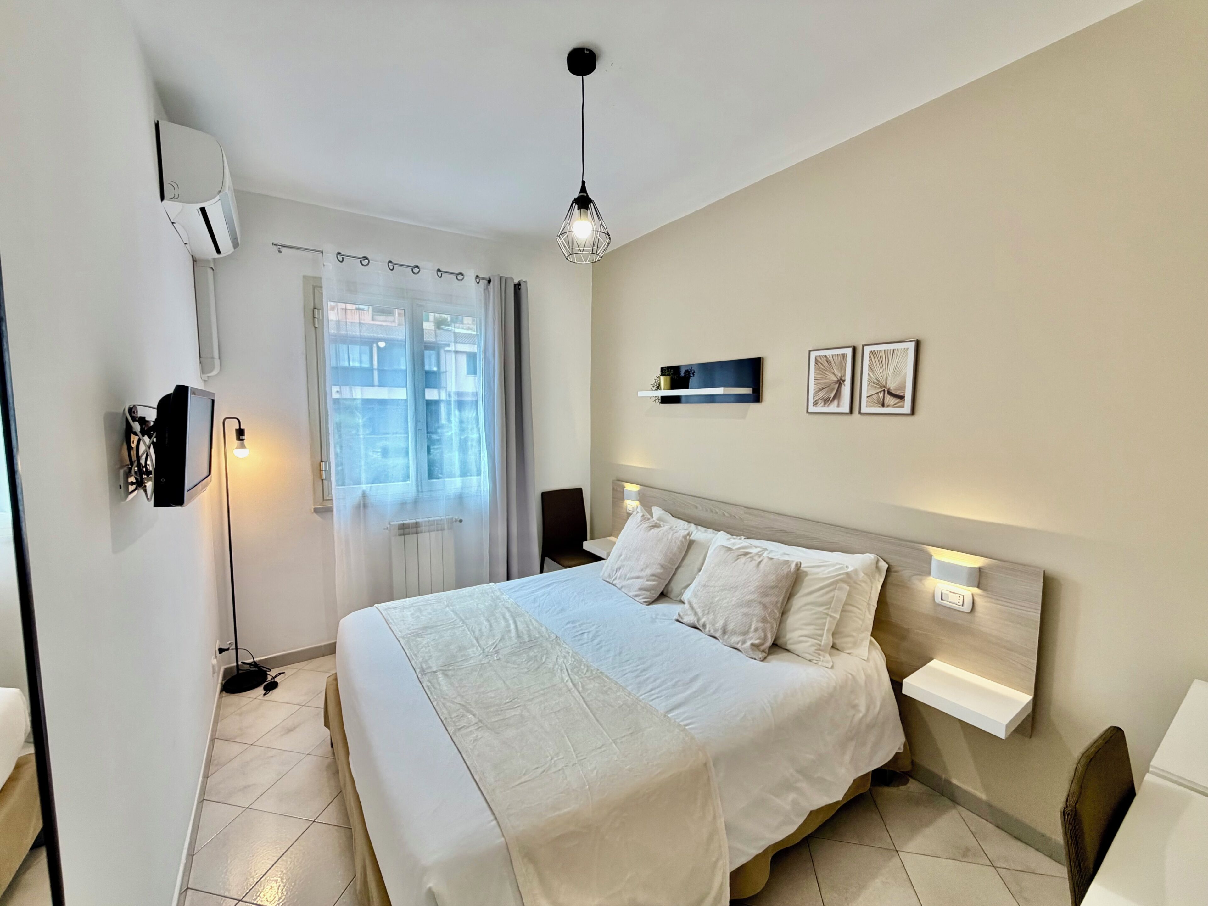 Desk, soundproofing, free WiFi